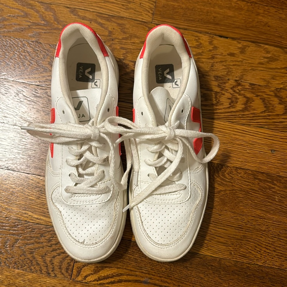 Veja v10 white/neon pink sneakers